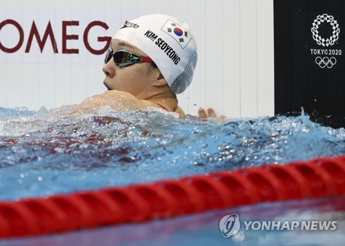 도쿄올림픽에서 기록 확인하는 김서영