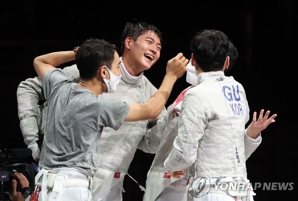 South Korean fencers Kim Jung-hwan, Oh Sang-uk, Kim Jun-ho and Gu Bon-gil (L to R) celebrate their victory over Italy in the final of the men's team sabre fencing event at the Tokyo Olympics at Makuhari Messe Hall B in Chiba, Japan, on July 28, 2021. (Yonhap)
