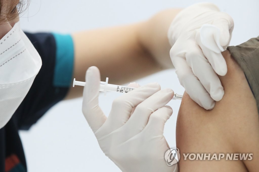 Vaccination contre le nouveau coronavirus (Covid-19). (Photo d'archives Yonhap) 