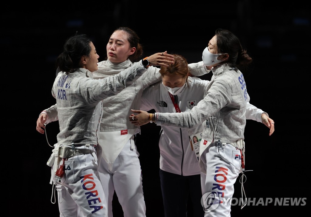 South Korean fencers Kim Ji-yeon, Yoon Ji-su, Choi Soo-yeon and Seo Ji-yeon (L to R) celebrate their victory over Italy in the bronze medal match of the women's sabre team fencing event at the Tokyo Olympics at Makuhari Messe Hall B in Chiba, Japan, on July 31, 2021. (Yonhap)