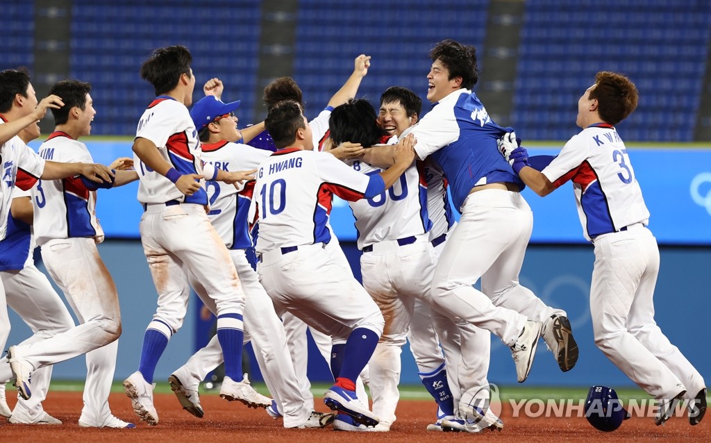 野球の決勝トーナメント１回戦で、韓国はドミニカ共和国に逆転サヨナラ勝ちした。抱き合って喜ぶ韓国選手たち＝１日、横浜（聯合ニュース）