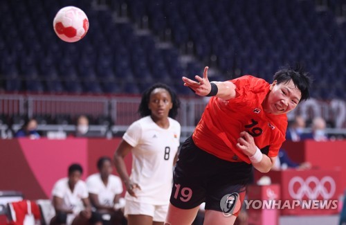 (Olympics) S. Korea inches closer to women's handball quarterfinals after draw vs. Angola