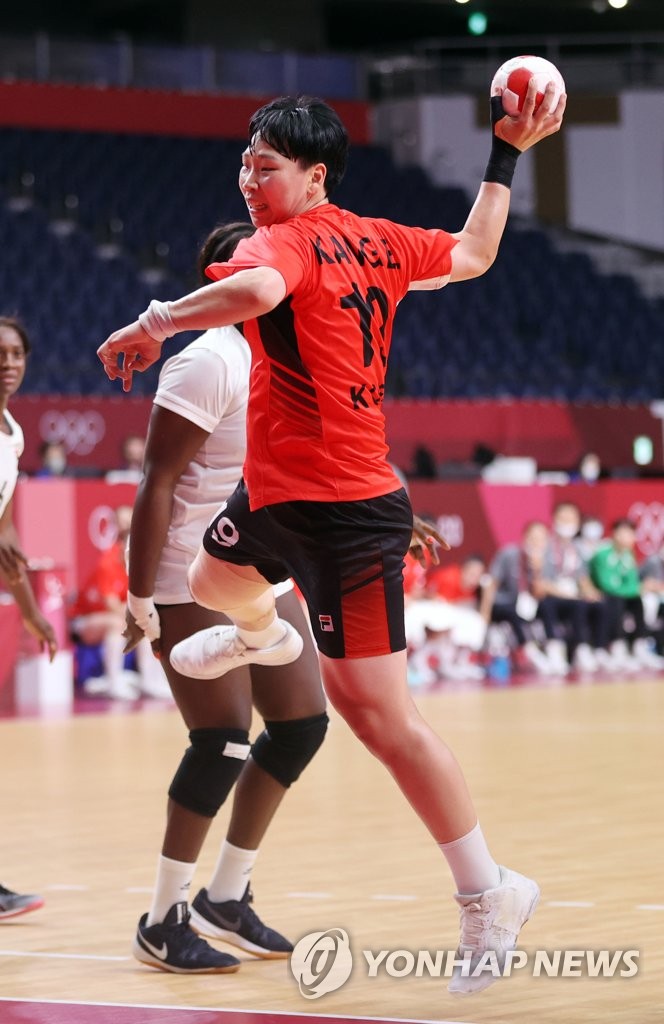 Kang Eun-hye of South Korea takes a shot against Angola during the teams' Group A match of the Tokyo Olympic women's handball tournament at Yoyogi National Stadium in Tokyo on Aug. 2, 2021. (Yonhap)