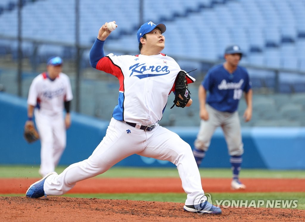 Cho Sang-woo of South Korea pitches against Israel in the top of the fifth inning of the teams' second-round game at the Tokyo Olympic baseball tournament at Yokohama Stadium in Yokohama, Japan, on Aug. 2, 2021. (Yonhap)