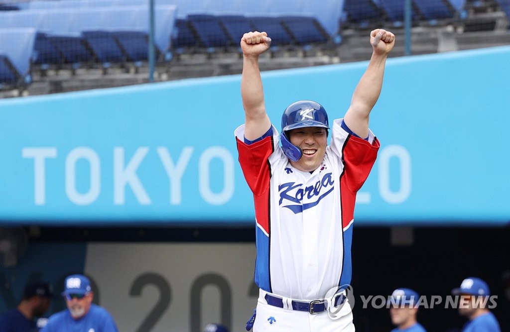 Kim Hyun-soo of South Korea raises his fists after scoring the final run of the team's 11-1 win over Israel in the second-round game at the Tokyo Olympic baseball tournament at Yokohama Stadium in Yokohama, Japan, on Aug. 2, 2021. (Yonhap)