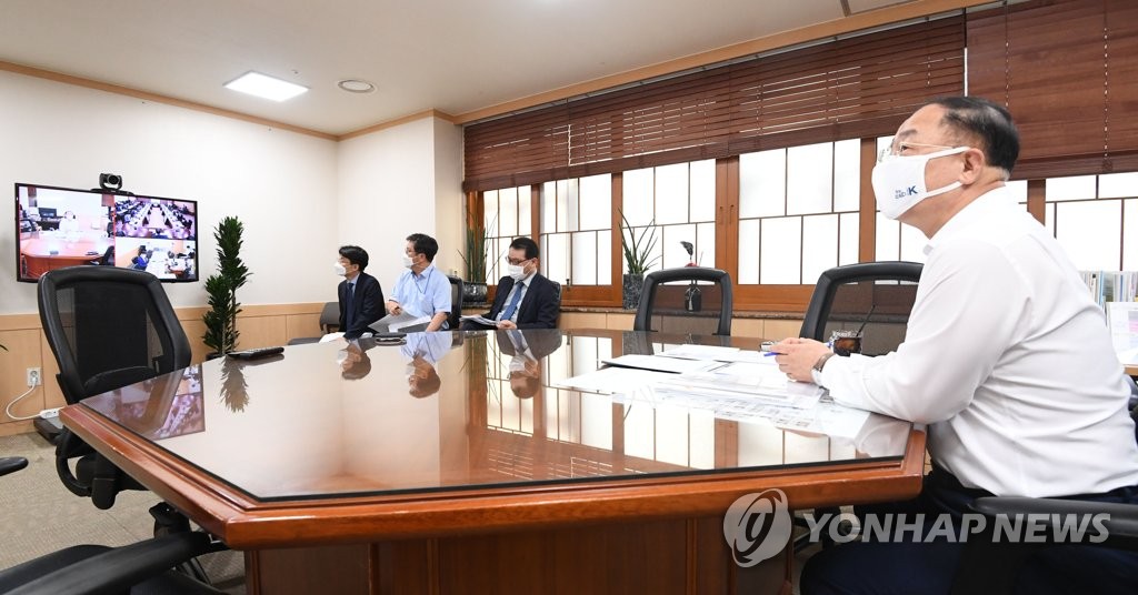 Finance Minister Hong Nam-ki (R) presides over an online meeting with senior officials of the finance ministry at the government complex building in Seoul on Aug. 2, 2021, in this photo provided by the Ministry of Economy and Finance. (PHOTO NOT FOR SALE) (Yonhap)