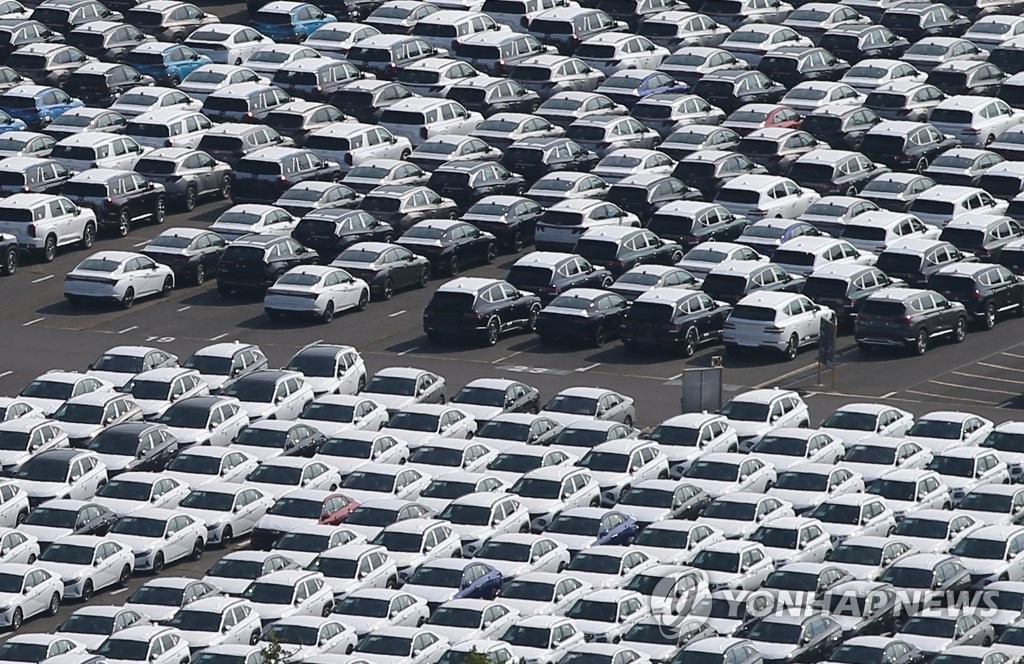 This file photo, taken Aug. 2, 2021 and provided by Hyundai Motor, shows newly completed vehicles waiting to be shipped for exports at the carmaker's port in Ulsan, 414 kilometers southeast of Seoul. (PHOTO NOT FOR SALE) (Yonhap)