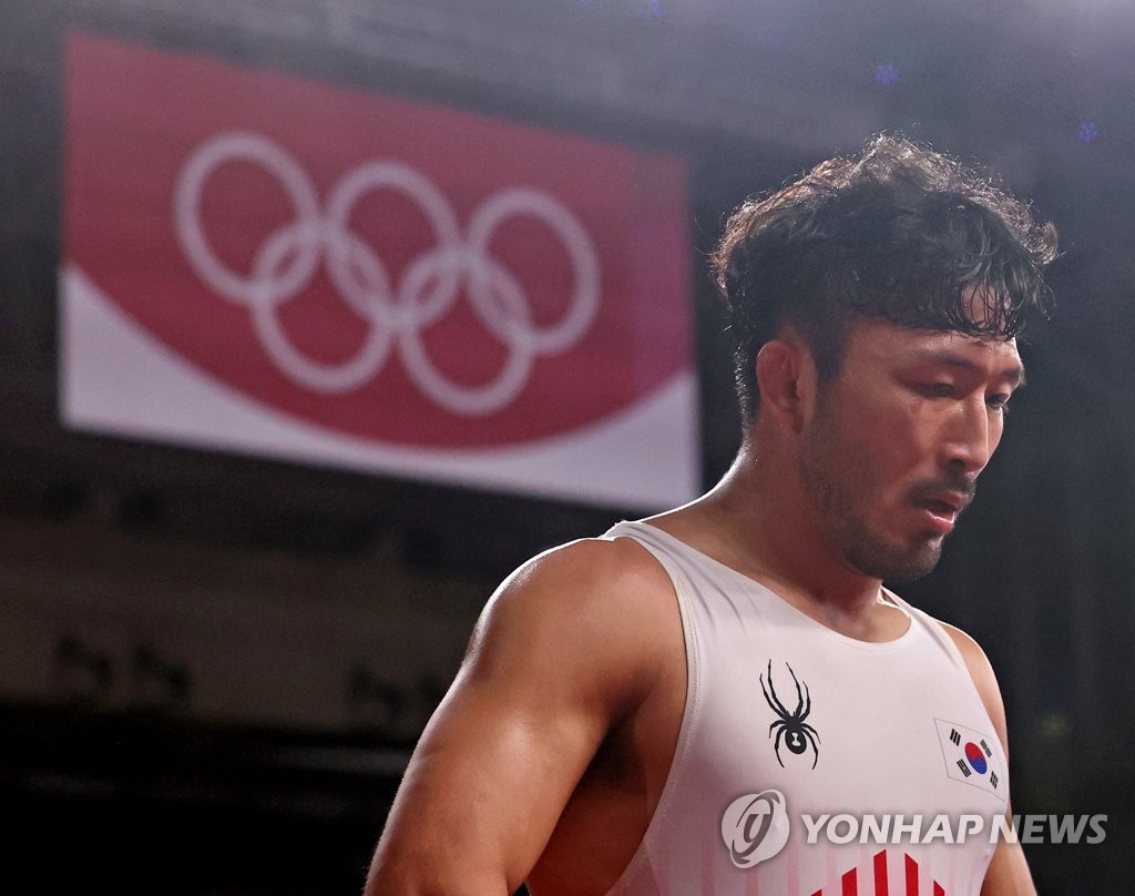 Ryu Han-su of South Korea walks off the mat after losing to Mohamed Ibrahim El-Sayed of Egypt in the round of 16 in the men's 67kg Greco-Roman wrestling event at Makuhari Messe Hall A in Chiba, Japan, on Aug. 3, 2021. (Yonhap)