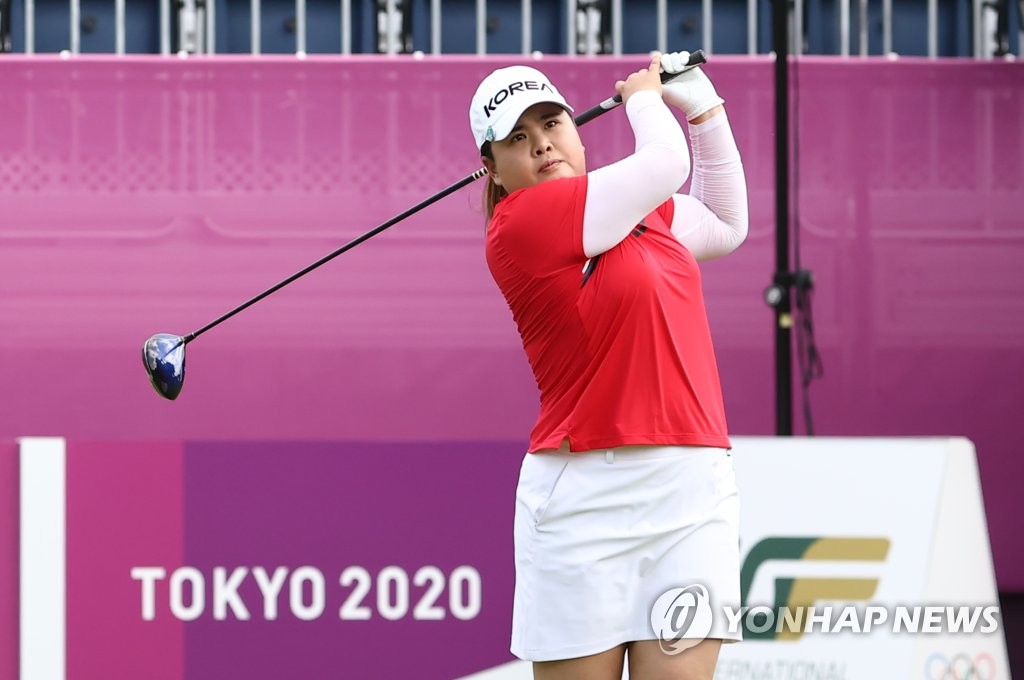 Park In-bee of South Korea tees off on the first hole in the opening round of the Tokyo Olympic women's golf tournament at Kasumigaseki Country Club in Saitama, Japan, on Aug. 4, 2021. (Yonhap)