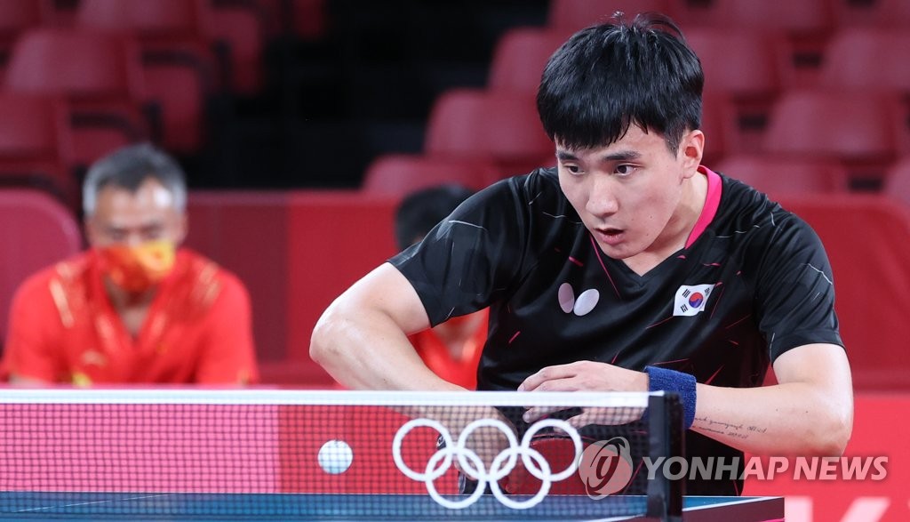 South Korea's Lee Sang-su competes in the semifinals of the men's team table tennis at the Tokyo Olympics at Tokyo Metropolitan Gymnasium in Tokyo on Aug. 4, 2021. (Yonhap)