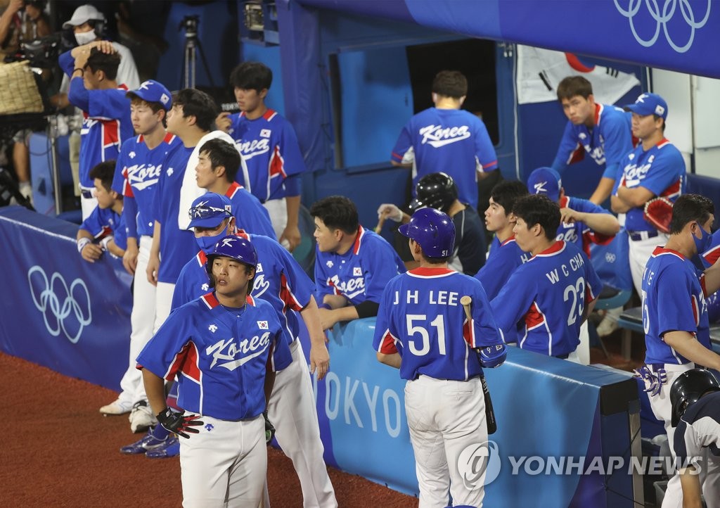 South Korean players react to their 5-2 loss to Japan in the semifinals of the Tokyo Olympic baseball tournament at Yokohama Stadium in Yokohama, Japan, on Aug. 4, 2021. (Yonhap)