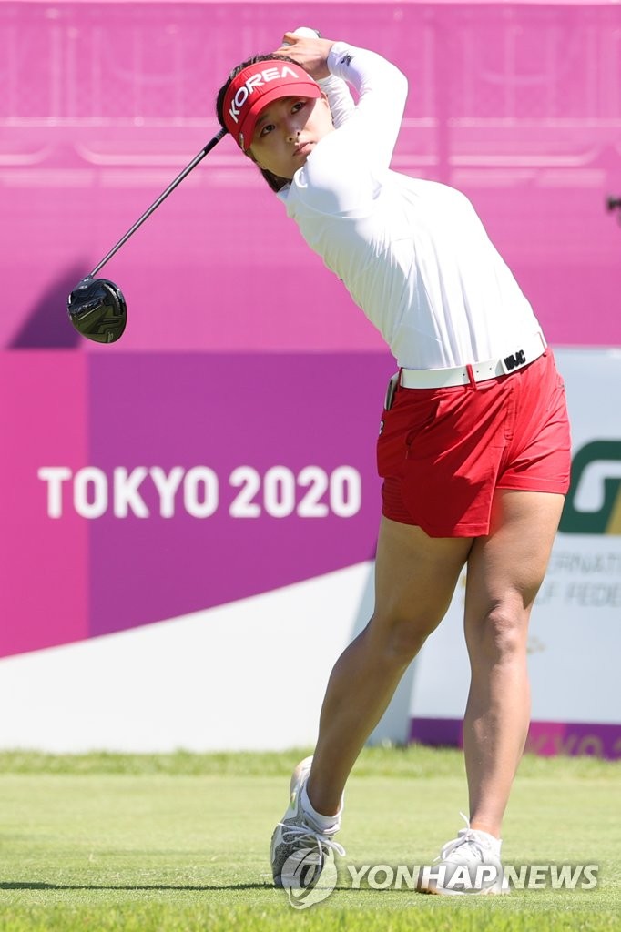 Ko Jin-young of South Korea tees off on the first hole during the second round of the Tokyo Olympic women's golf tournament at Kasumigaseki Country Club in Saitama, Japan, on Aug. 5, 2021. (Yonhap)