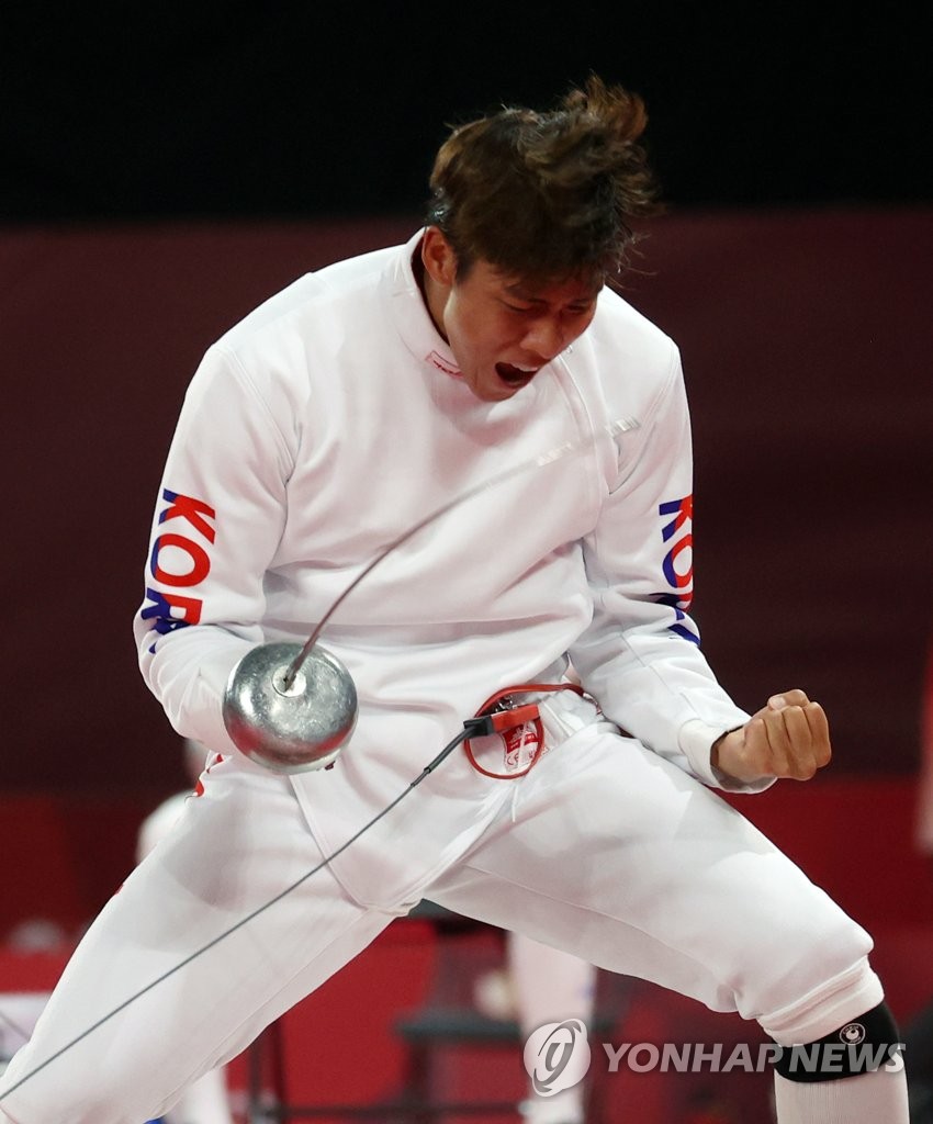 Jung Jin-hwa of South Korea celebrates a point during the fencing ranking round for the men's modern pentathlon at the Tokyo Olympics at Musashino Forest Sport Plaza in Tokyo on Aug. 5, 2021. (Yonhap)