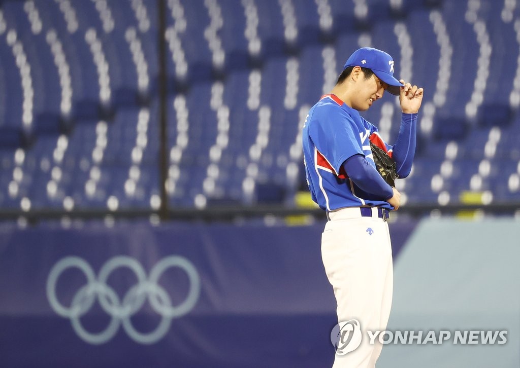 South Korean starter Lee Eui-lee reacts to a solo home run hit by Jamie Westbrook of the United States in the teams' semifinal game of the Tokyo Olympic baseball tournament at Yokohama Stadium in Yokohama, Japan, on Aug. 5, 2021. (Yonhap)