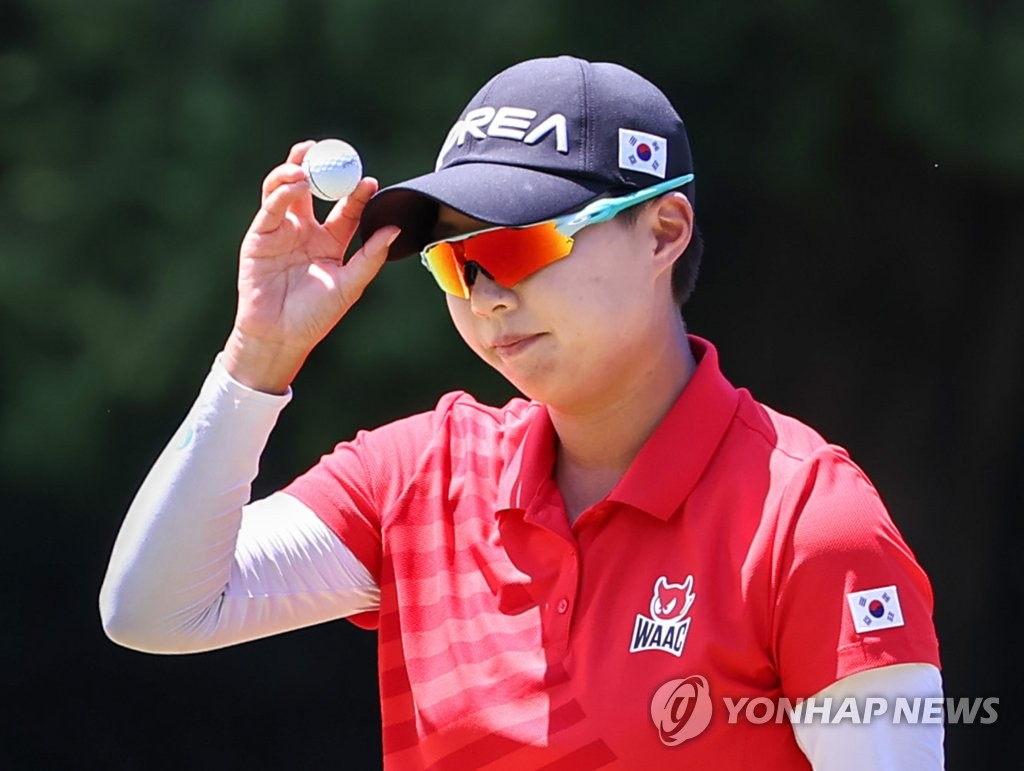 Kim Hyo-joo reacts to her birdie putt at the 17th hole during the third round of the Tokyo Olympic women's golf tournament at Kasumigaseki Country Club in Saitama, Japan, on Aug. 6, 2021. (Yonhap)