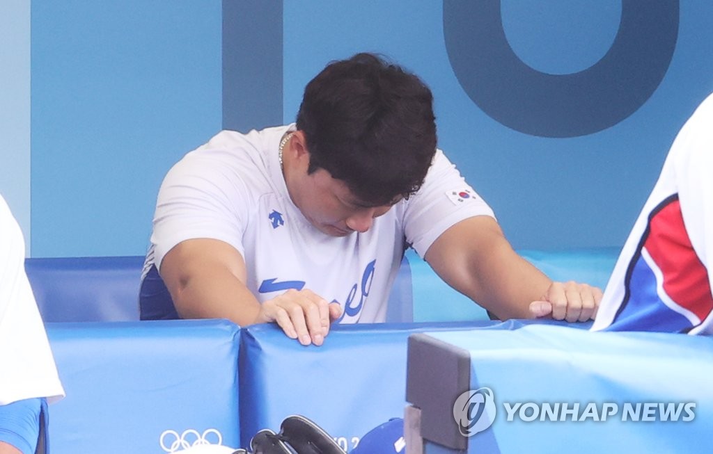 South Korean pitcher Oh Seung-hwan puts his head down during the bottom of the ninth inning of the bronze medal game against the Dominican Republic at the Tokyo Olympic baseball tournament at Yokohama Stadium in Yokohama, Japan, on Aug. 7, 2021. (Yonhap)
