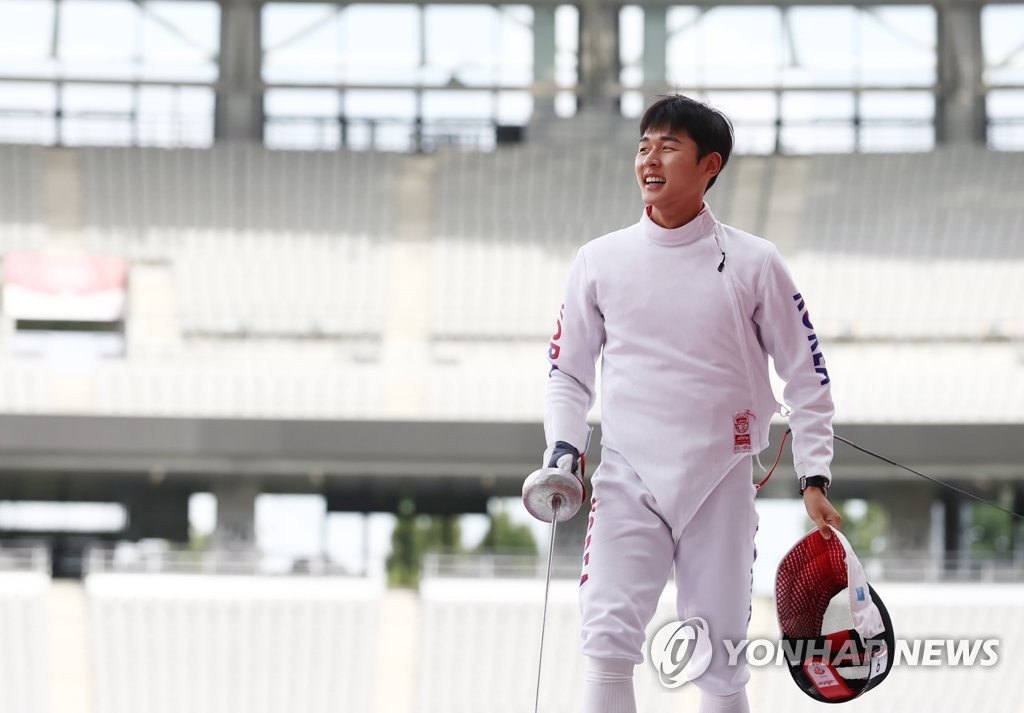 Jun Woong-tae of South Korea smiles after a match during the fencing bonus round of the men's modern pentathlon at the Tokyo Olympics at Tokyo Stadium in Tokyo on Aug. 7, 2021. (Yonhap)