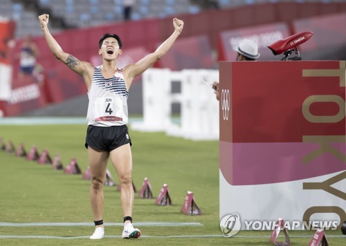 (LEAD) (Olympics) Jun Woong-tae wins bronze in men's modern pentathlon