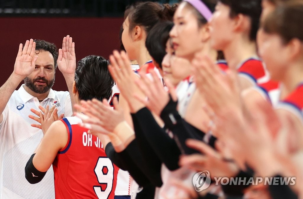 South Korea head coach Stefano Lavarini (L) high-fives his players after losing to Serbia in the bronze medal match of the Tokyo Olympic women's volleyball tournament at Ariake Arena in Tokyo on Aug. 8, 2021. (Yonhap)