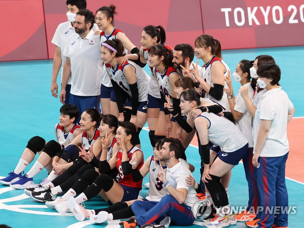South Korean players and coaches pose for group photos after losing to Serbia in the bronze medal match of the Tokyo Olympic women's volleyball tournament at Ariake Arena in Tokyo on Aug. 8, 2021. (Yonhap)