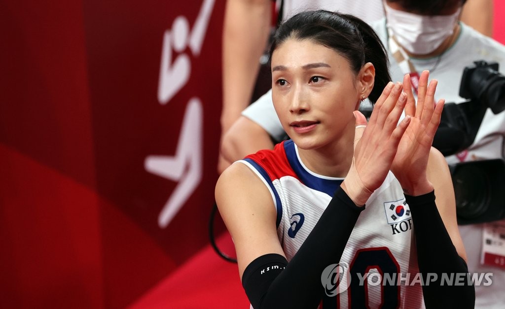 Kim Yeon-koung of South Korea leaves the court after losing to Serbia in the bronze medal match of the Tokyo Olympic women's volleyball tournament at Ariake Arena in Tokyo on Aug. 8, 2021. (Yonhap)