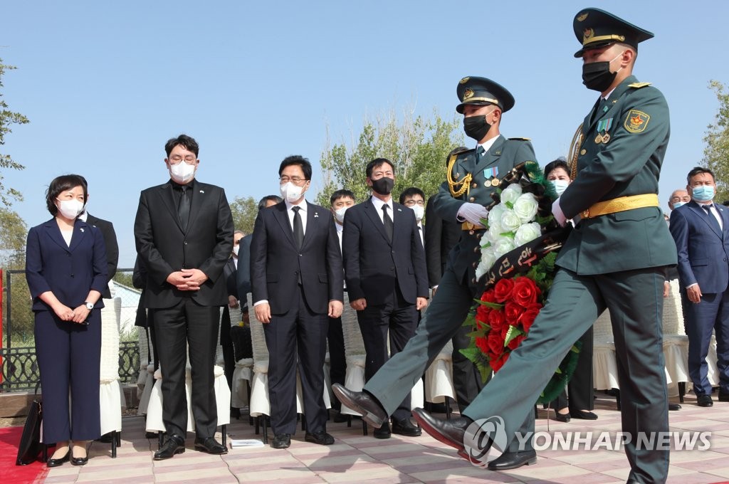 홍범도 장군 추모식 참석한 유해 봉환 특사단