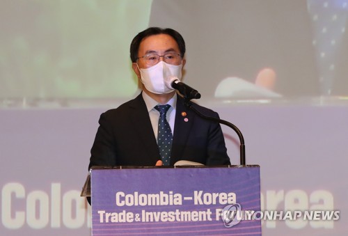 El ministro de Comercio, Industria y Energía surcoreano, Moon Sung-wook, pronuncia un discurso durante el Foro de Comercio e Inversión Corea del Sur-Colombia, coorganizado, el 25 de agosto de 2021, por la Cámara de Comercio e Industria de Corea del Sur y la Cámara de Comercio de Bogotá, en un hotel de Seúl.
