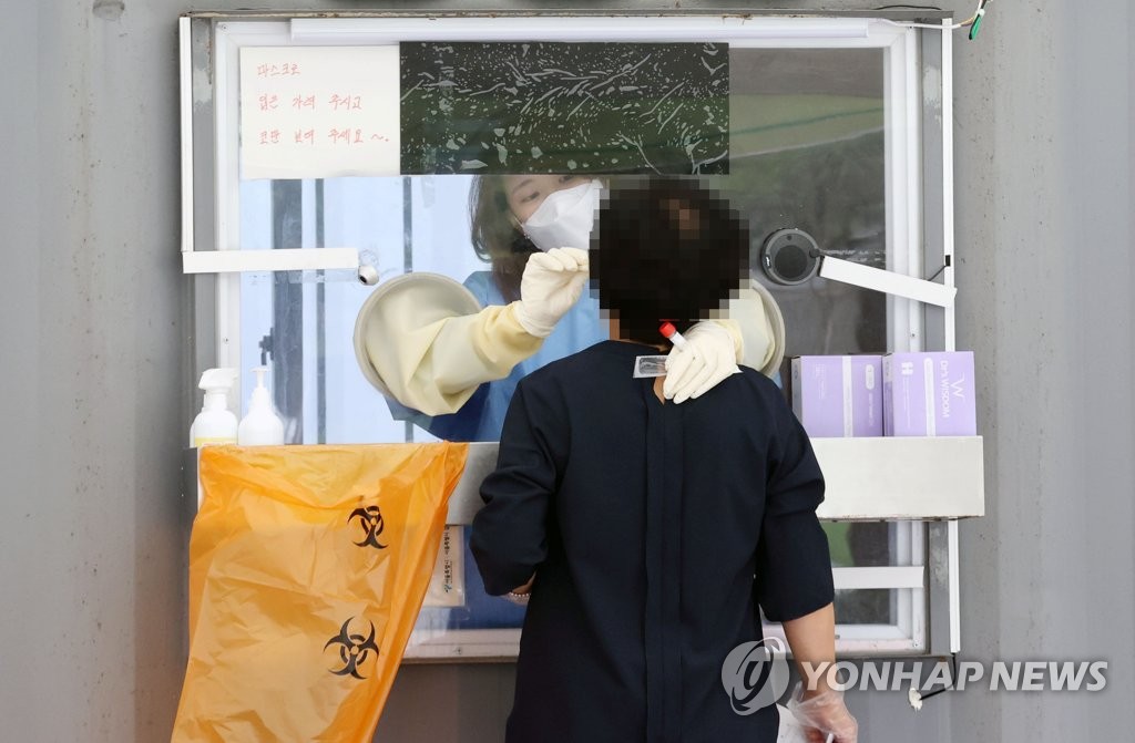 A citizen receives a COVID-19 test at a makeshift clinic in central Seoul on Aug. 30, 2021. (Yonhap)