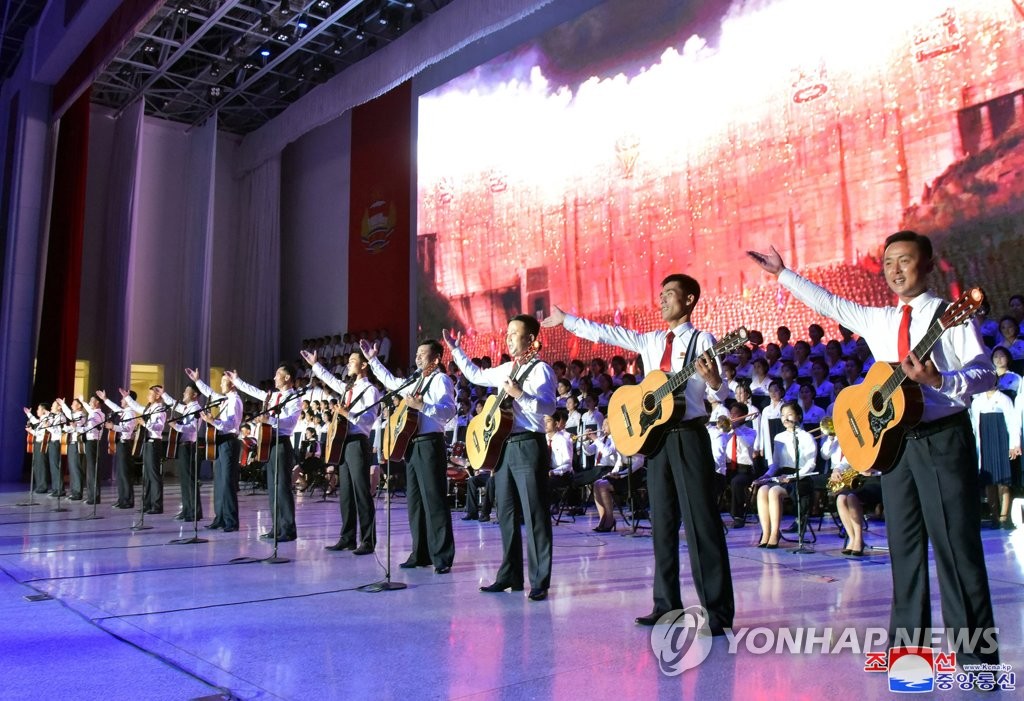 북한 청년절 경축무대