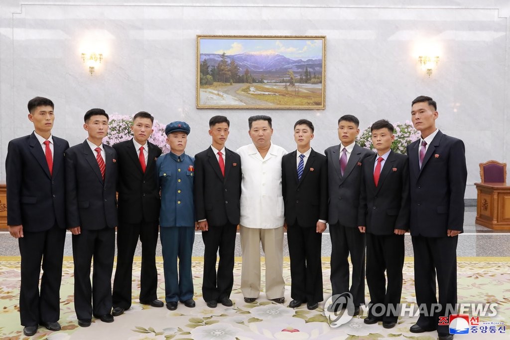 North Korean leader Kim Jong-un holds a photo session with young ex-convicts who volunteered to work in "difficult and challenging sectors," in this photo disclosed by the Korean Central News Agency on Aug. 31, 2021. (For Use Only in the Republic of Korea. No Redistribution) (Yonhap) 