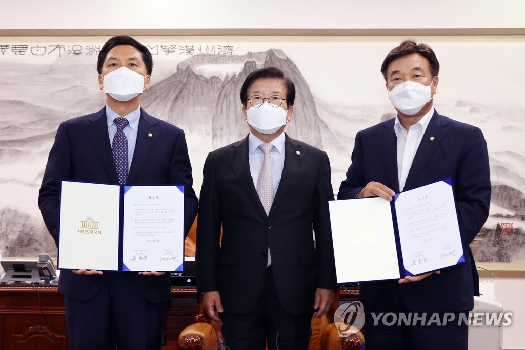 Yun Ho-jung (R), floor leader of the ruling Democratic Party, and Kim Gi-hyeon (L), floor leader of the main opposition People Power Party, pose for a photo with National Assembly Speaker Park Byeong-seug at Park's office in Seoul on Aug. 31, 2021, after they tentatively agreed to process a controversial media reform bill led by the ruling party in a plenary parliamentary session next month. The meeting took place amid a standoff over the bill denounced by the opposition bloc and journalist groups as a "press-gagging law." (Yonhap)
