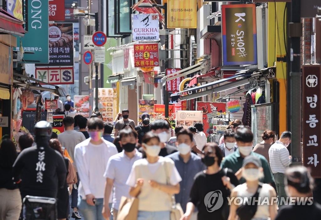 韓国政府は３日、新型コロナの感染防止策「社会的距離の確保」の現行レベルを延長すると発表した。一方で、私的な集まりの人数制限は緩和した。昼休み時間帯に市民でにぎわうソウル・明洞の商店街＝３日、ソウル（聯合ニュース）