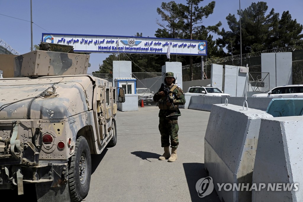 운영 재개한 아프간 카불공항 출입구 지키는 탈레반