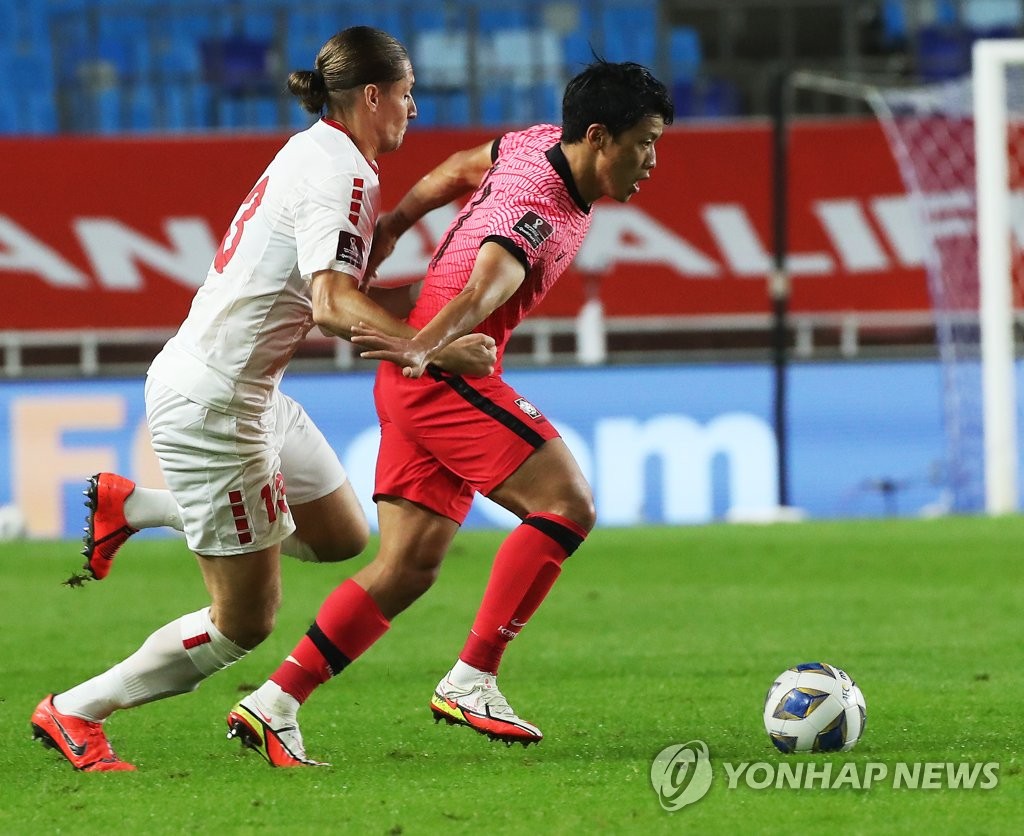 Hwang Hee-chan of South Korea (R) tries to move past Felix Melki of Lebanon during the teams' Group A match in the final Asian qualifying round for the 2022 FIFA World Cup at Suwon World Cup Stadium in Suwon, Gyeonggi Province, on Sept. 7, 2021. (Yonhap)