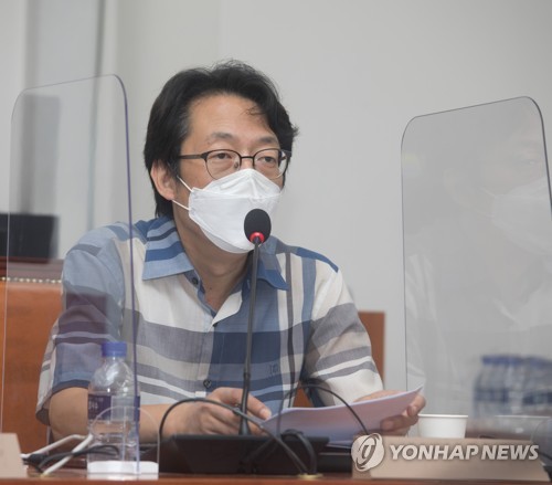 언론중재법 관련 토론회에서 발언하는 김동원 언론노조정책협력실장