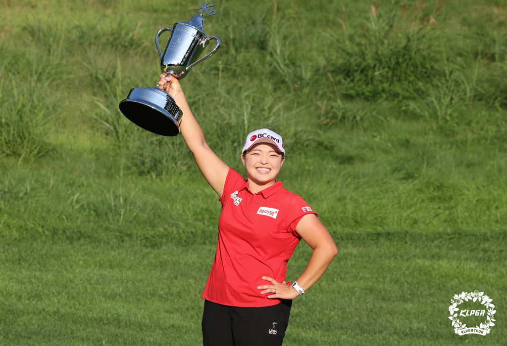 In this Sept. 12, 2021, file photo provided by the KLPGA, Jang Hana of South Korea celebrates her victory at the KB Financial Group Star Championship at Black Stone Icheon Country Club in Icheon, about 80 kilometers southeast of Seoul. (PHOTO NOT FOR SALE) (Yonhap) 