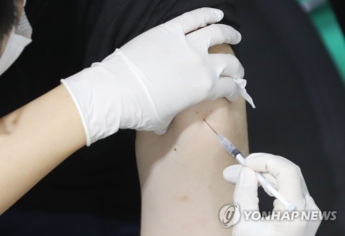 A citizen receives a COVID-19 vaccine shot at an inoculation center in Seoul on Sept. 15, 2021. (Yonhap)