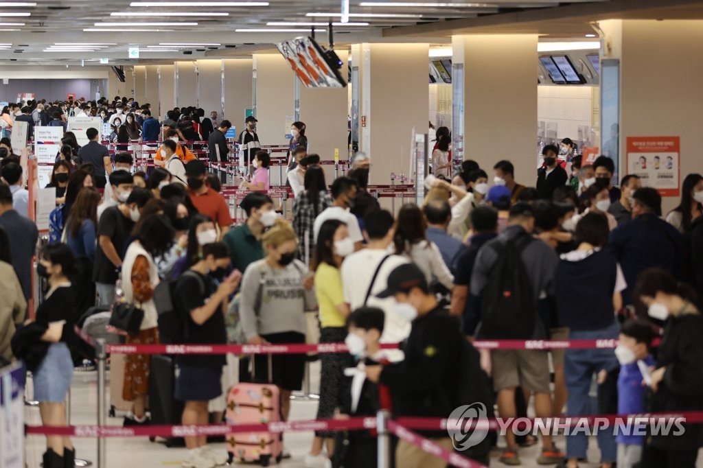 帰省客や旅行客で混み合う金浦空港の国内線ターミナル＝１７日、ソウル（聯合ニュース）