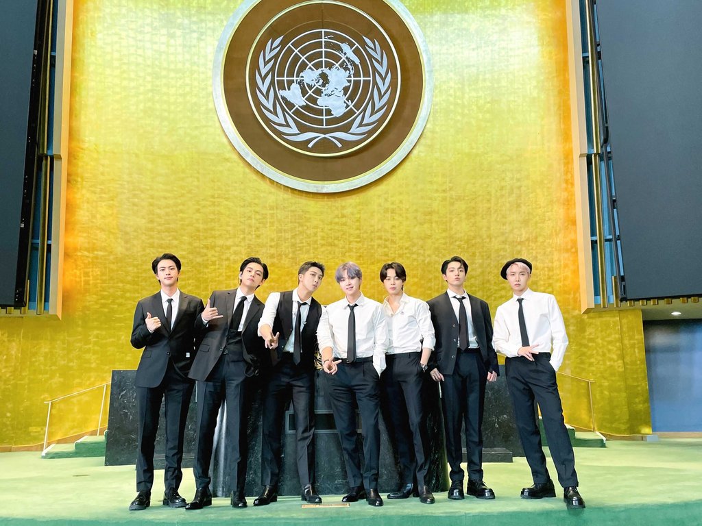 This image, captured from the Twitter account of BTS, shows its members posing for a photo at the second Sustainable Development Goals Moment (SDG Moment) event at the United Nations headquarters in New York on Sept. 20, 2021. (PHOTO NOT FOR SALE) (Yonhap)