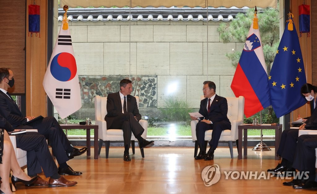 South Korean President Moon Jae-in (R) speaks during a summit with his Solvenian counterpart Borut Pahor in New York on Sept. 20, 2021. (Yonhap)