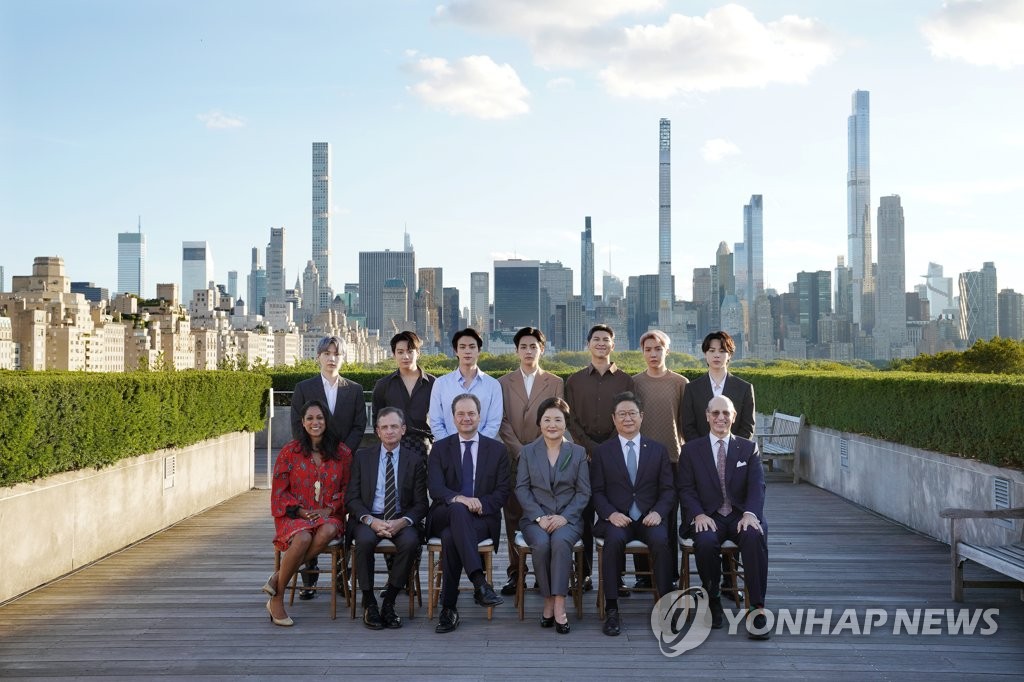 김정숙 여사, BTS와 기념촬영