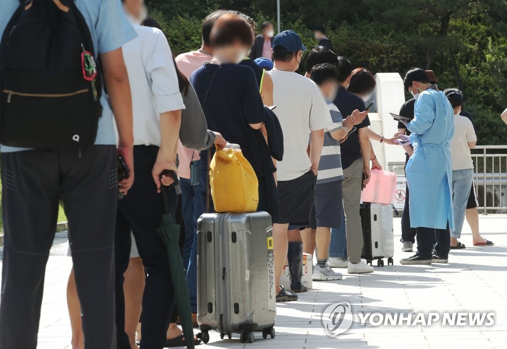 People stand in line to get COVID-19 tests at a make-shift screening station at Suseo Station in southern Seoul on Sept. 22, 2021, the last day of the Chuseok holiday. (Yonhap)