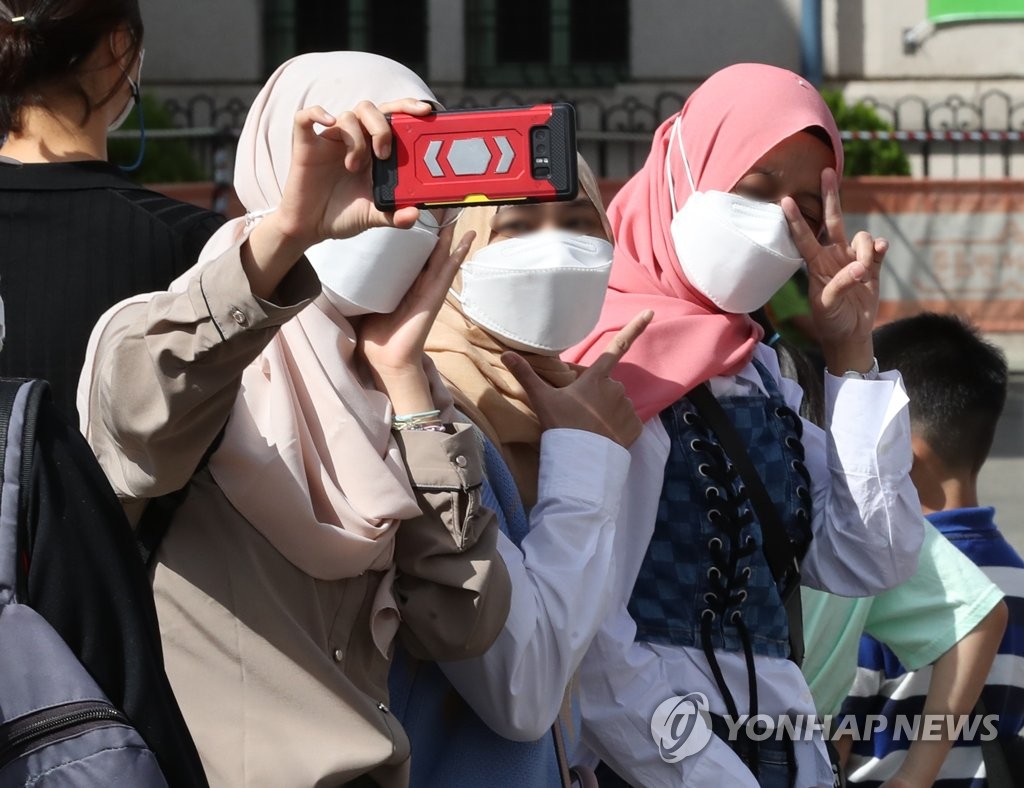 This Sept. 22, 2021, file photo shows women wearing hijabs in central Seoul. (Yonhap)