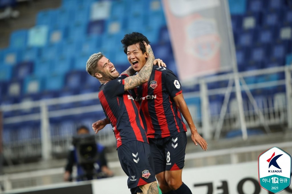 In this Sept. 22, 2021, file photo provided by the Korea Professional Football League, Jeong Jae-yong of Suwon FC (R) is congratulated by teammate Lars Veldwijk after scoring a goal against Seongnam FC during the clubs' K League 1 match at Suwon Stadium in Suwon, some 45 kilometers south of Seoul. (PHOTO NOT FOR SALE) (Yonhap)