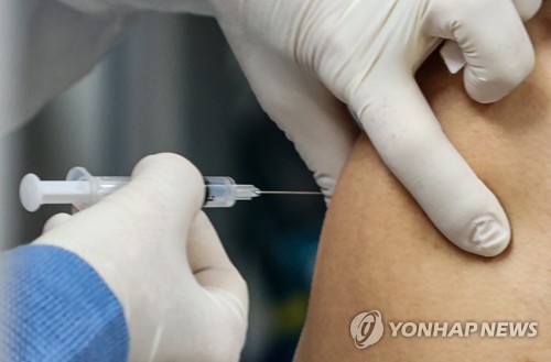 코로나19 백신 접종 완료 50% 돌파, 미접종 580만 명 접종 유도 과제