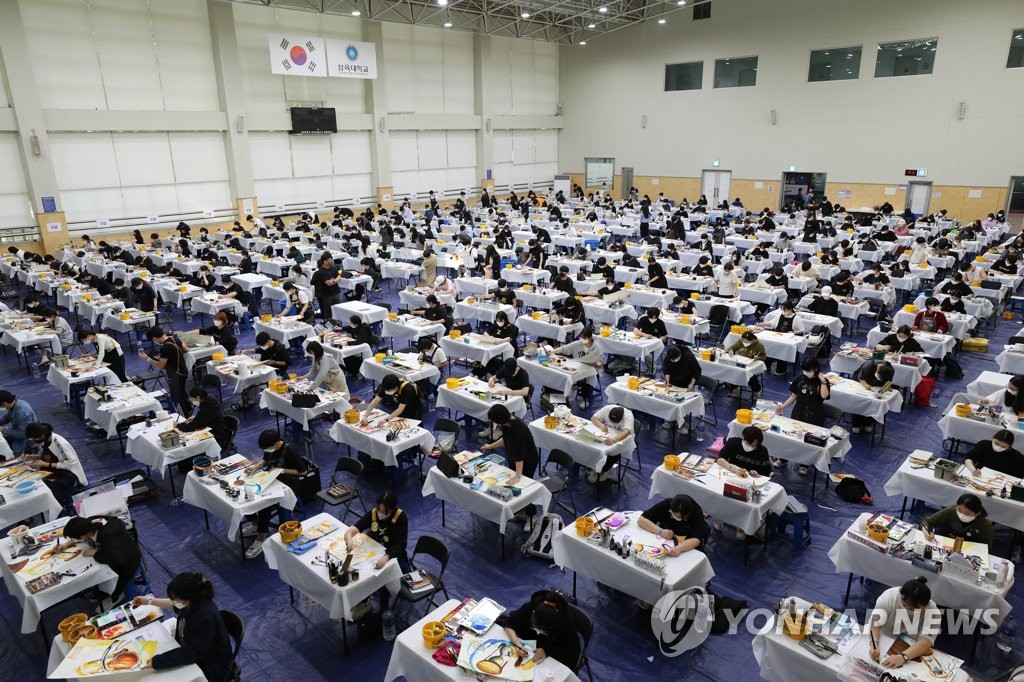 Applicants take performance tests at university | Yonhap News Agency