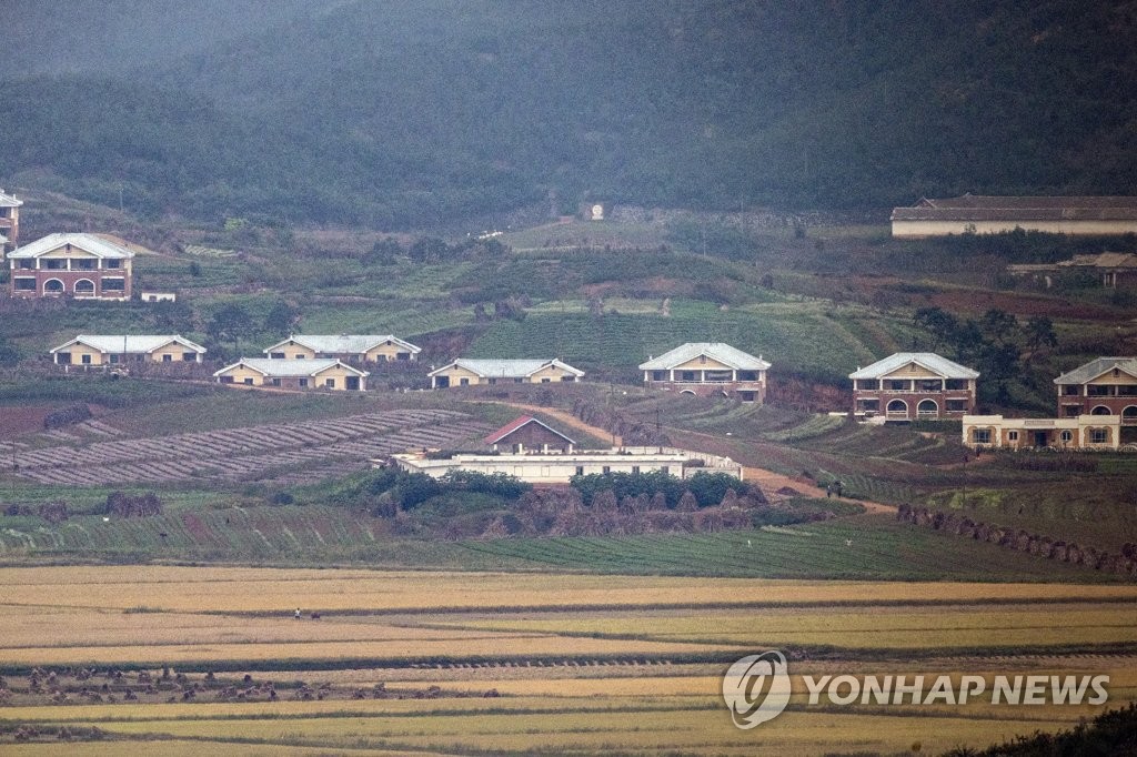 En esta foto de archivo, tomada el 4 de octubre 2021, desde el Observatorio de Unificación de Odusan, en Paju, 30 kilómetros al norte de Seúl, se muestran los arrozales amarillos en la comarca de Kaepung, en la provincia de Hwanghae del Norte, en Corea del Norte, cerca de la parte occidental de la frontera intercoreana.