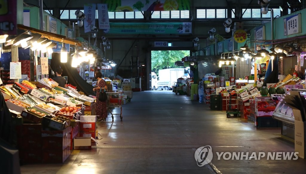 This photo taken on Oct. 4, 2021, shows a traditional market in Mapo, western Seoul, amid the COVID-19 pandemic. (Yonhap) 