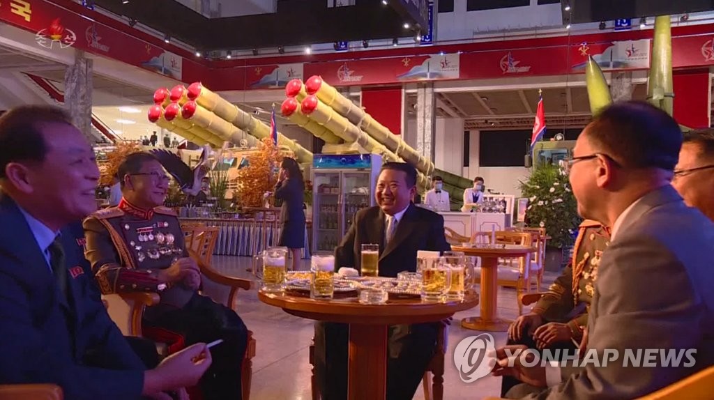 김정은, 국방발전전람회 '자위-2021' 참관하며 간부들과 맥주