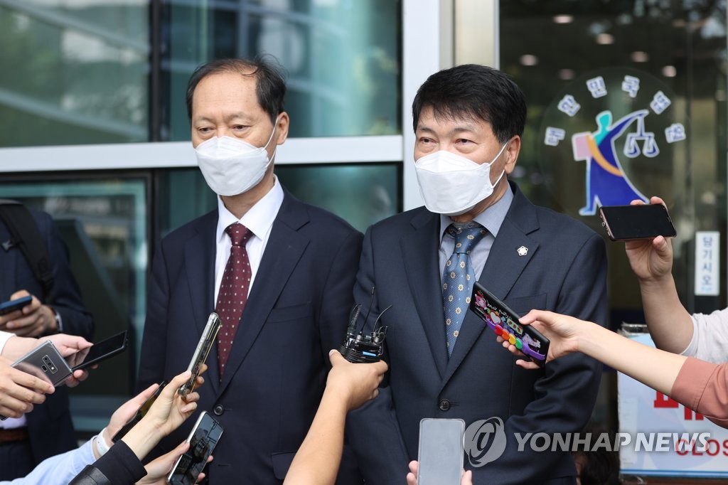 윤석열 징계 취소 소송 패소 입장 밝히는 변호인단